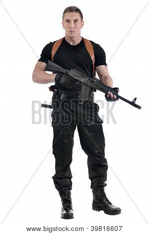 Policejní důstojník drží Kalašnikov