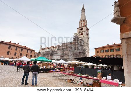 Wochenmarkt auf der Piazza Grande in Modena, Italien
