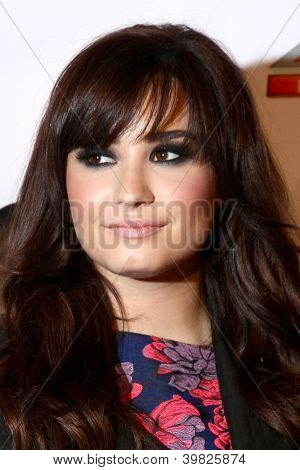 LOS ANGELES - 6 déc: Demi Lovato arrive à la X Factor 2012 Final quatre partie à Rodeo Drive sur De