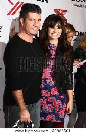 LOS ANGELES - 6 déc: Simon Cowell, Demi Lovato arrive à la X Factor 2012 Final quatre partie à la tige