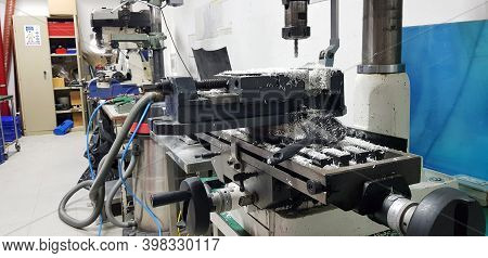 A Milling Machine That Has Been Used And Has Not Been Cleaned.5S Is A Simple Tool For Organizing You