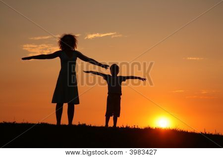 Mutter und Sohn auf sunset Dehnung
