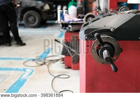 Car Wheel Balancing Machine For Spining Tyre To Balance Weight In Auto Repair Garage