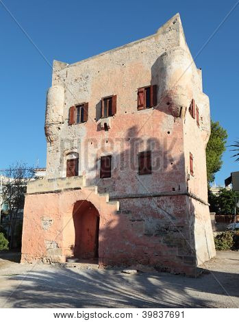Supostamente construído em 1802, mas possivelmente datando do século XVII, a torre de Sergio em Egina para