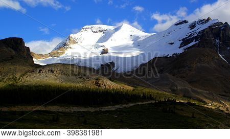 Columbia Icefield / Athabsca Glacier in the Canadian Rocky Mountains in Banff and Jasper Nationalpar