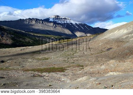 Columbia Icefield / Athabsca Glacier in the Canadian Rocky Mountains in Banff and Jasper Nationalpar