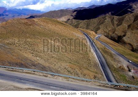Switchback estradas nas montanhas Atlas