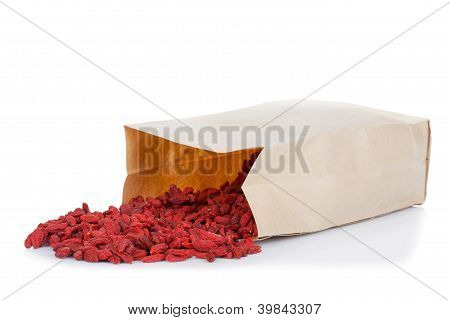 Papírový sáček ovoce Goji berry izolované na bílém