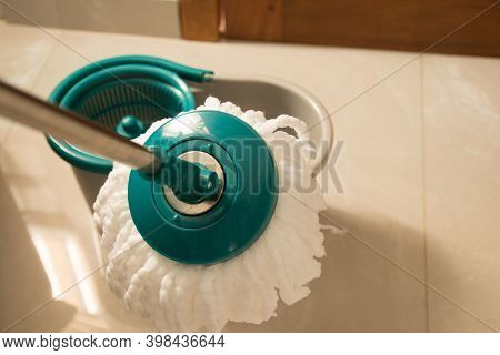 Round Spin Mop With Microfiber Head. Plastic Spin Mop Bucket. Cleaning Mop And Bucket