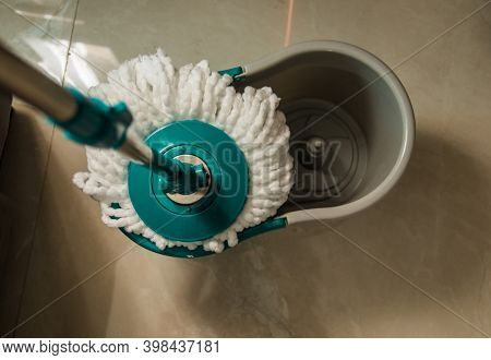 Round Spin Mop With Microfiber Head. Plastic Spin Mop Bucket. Cleaning Mop And Bucket