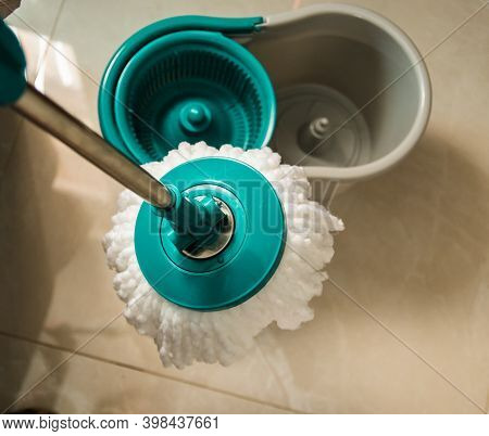 Round Spin Mop With Microfiber Head. Plastic Spin Mop Bucket. Cleaning Mop And Bucket