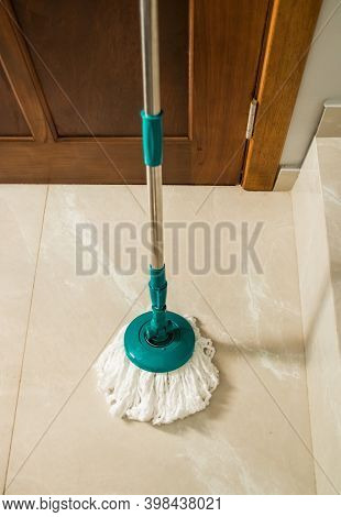 Round Spin Mop With Microfiber Head. Plastic Spin Mop Bucket. Cleaning Mop And Bucket