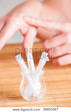 Agujas de acupuntura y manos señalando en especial punto Hegu