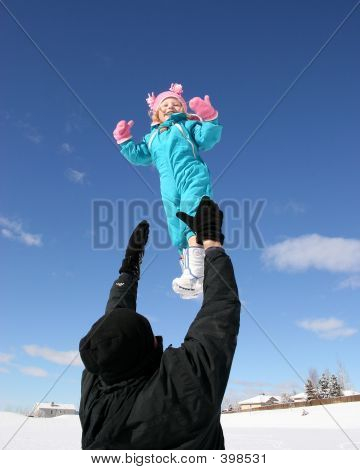 Маленькая девочка в воздухе