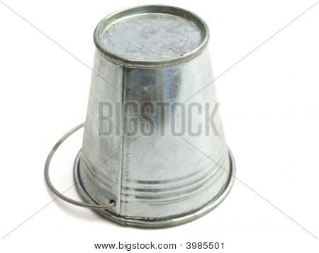 Metallisk spand mod hvidt