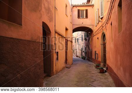 Alley In The Village Of Panicale In Umbria, Italy. High Quality Photo