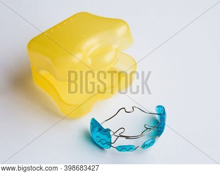 Kids Orthodontic Retainer For Teeth With Case.