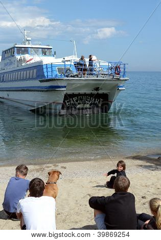Baikal, RF-juli, 20, 2012:Motor schip vertrekt vanaf de kust in juli 20 2012, lake Baikal, Rusland