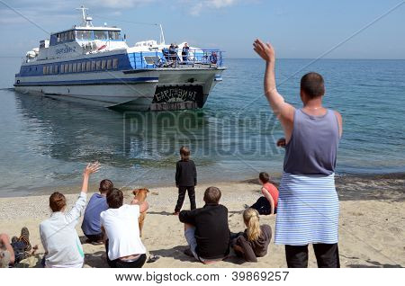 Lake Baikal, RF-juli, 20, 2012:Motor schip vertrekt vanaf de kust in juli 20 2012, lake Baikal, Rusland