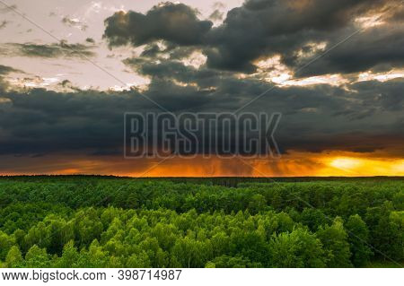 580 / 5000\nwyniki Tłumaczenia\na Drone View Of The Vast, Forested Plain.\na Vast Plain Covered With