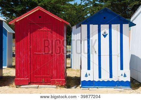 ฮัทหาดสีสันที่แซ็ง-เดอนีเกาะ d'Oleron ในประเทศฝรั่งเศส