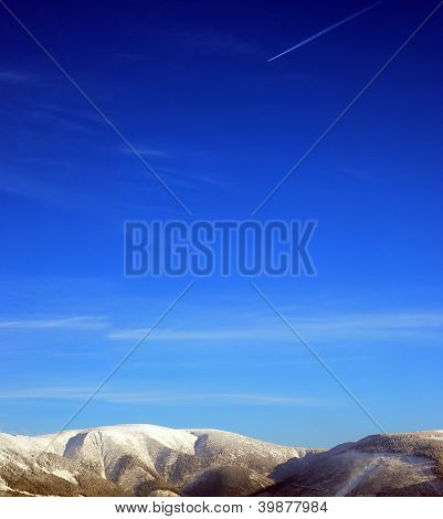 Montagna invernale blu cielo