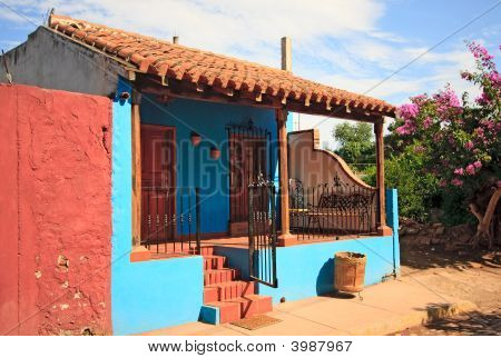 Blaue Haus mit hellen roten Wand