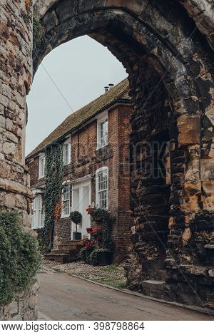 Rye, Uk - October 10, 2020: Traditional English Cottage In Rye, One Of The Best-preserved Medieval T