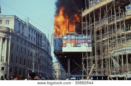LONDON - március 31: A lángok a Trafalgar téren adót zavargások során Dél-afrikai Nagykövetség
