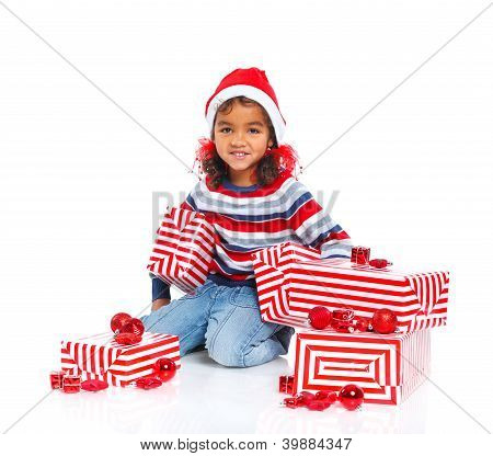 Niña con sombrero de Santa Claus con caja de regalo
