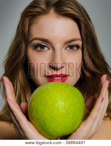 La jeune fille avec une pomme