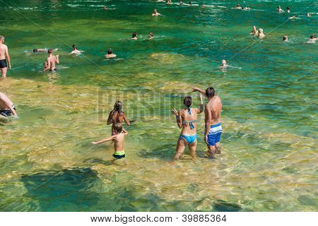 KRKA, Kroatia - 28 heinäkuu 2012: Ihmisiä järven 28. heinäkuuta 2012 Krka, Kroatia. Krka-Nation