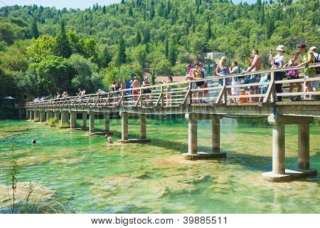 KRKA, Kroatia - 28 heinäkuu 2012: Ihmisiä Krka 28 heinäkuu 2012 Kroatiassa Krka-sillasta. Sen