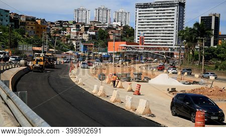 Salvador, Bahia, Brazil - December 9, 2020: Construction Of A Public Road On Avenida Acm And Adaptat