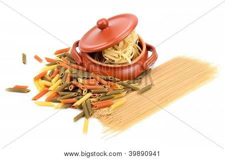 Forskellige typer af Pasta og en lerkrukke