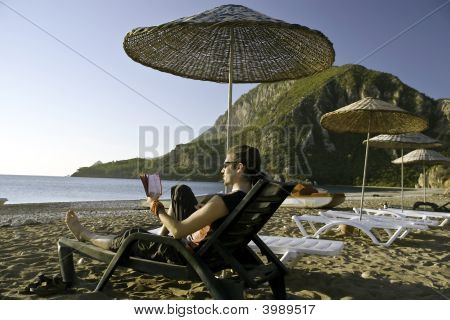 Homem, banhos de sol no Trópico Praia