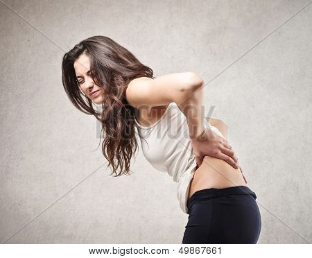 背痛的年轻女人