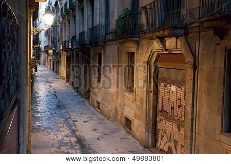Prázdná ulička v Barceloně. Španělsko. Carrer dels Tallers ulici brzy ráno.