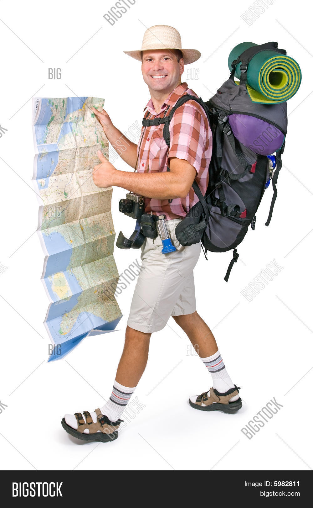 Группа туристов. Турист в полный рост. Прогулка в солнечный день. Поход в горы. Турист с рюкзаком.