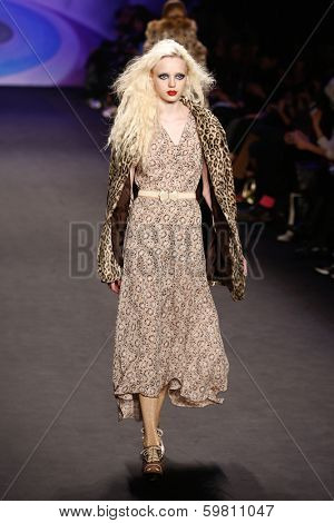 NEW YORK-FEB 12: Model Karlie Kloss walks the runway at the Anna Sui fashion show during Mercedes-Benz Fashion Week Fall 2014 at the Theatre at Lincoln Center on February 12, 2014 in New York City.