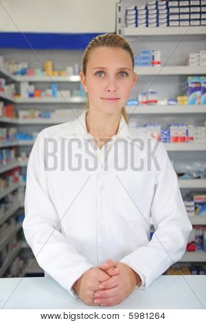 在药店女药剂师的肖像