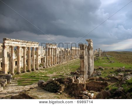 Apamea przed burzą
