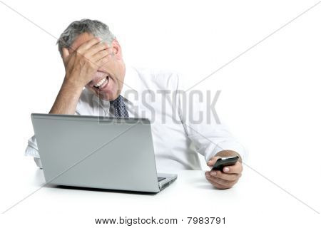 смеющийся мужчина в очках за компьютером