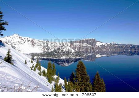 002Winter na ilha de assistente em Lago de cratera no sul do Oregon