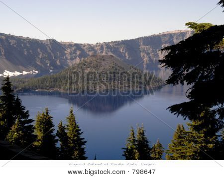 Assistente de ilha no Lago de cratera no sul do Oregon.