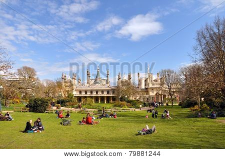 England - Brighton Pavilion & Tourists