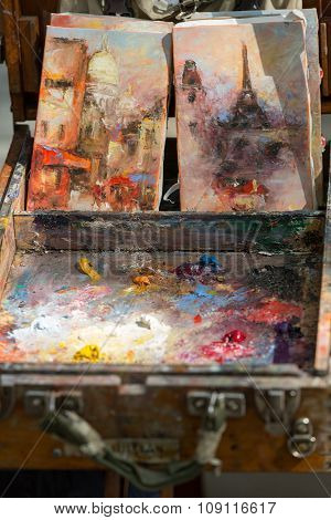 PARIS, FRANCE - SEPTEMBER 10, 2014: Painter Palette at Tertre Square. Montmartre. Paris