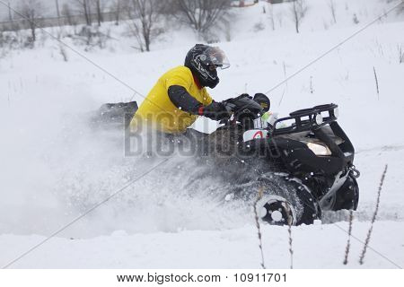 Passeios de Driver do quadriciclo sobre pista de neve