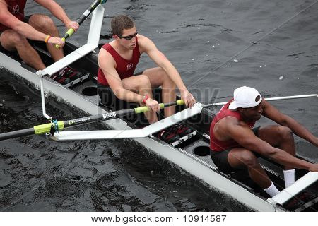 Бостон - 24 октября: Бейтс Колледж мужской экипажа конкурирует в голову Чарльз регата октября