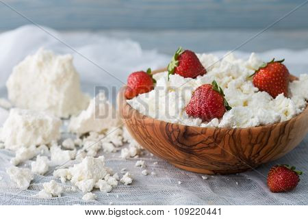 Bowl with cottage cheese and strawberries
